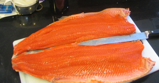 Filé de salmão sendo preparado. (foto: thomas pix)