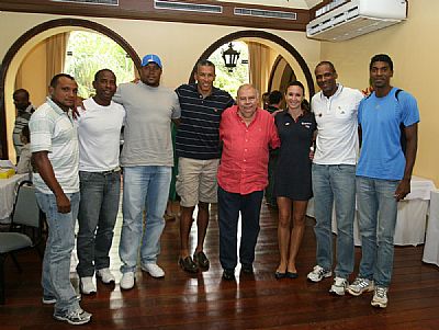 Roberto Gesta em foto com atletas medalhistas olímpicos brasileiros. (Sérgio Oliveira/CBAt)